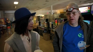 大波浪性感美腿小姐姐！开档黑丝丁字裤，半脱下内裤，翘起屁股震穴，链子情趣装振动棒猛插