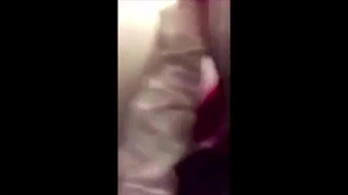 金发女同性恋宝贝在高清视频中展示她的大胸部并自慰