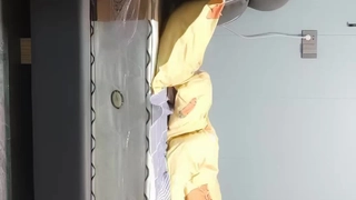 大学女孩在宿舍房间里变得淘气