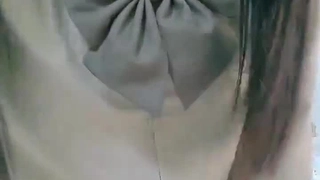 喷水少女在特写镜头中被猛烈地钻探