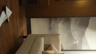 穿着破衣服的少女宝贝脱衣并获得快感