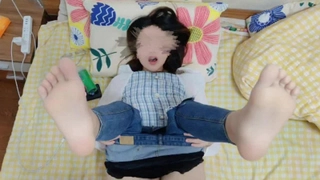 #真实偷窥 #满足 #淫荡 #射精 #人妻 #美女 从窗户偷看邻居美女老婆做爱，人妻表情很淫荡，看得鸡儿帮硬👰🏻‍♀️