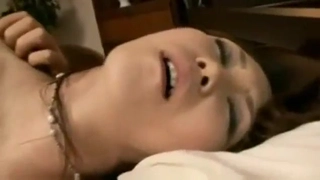 冒死躲在会所更衣间天花板偷窥个颜值不错的坐台妹子貌似在抹减肥霜