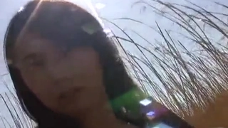 穿着纯黑超欲的情趣内衣在床上自慰