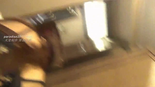 一个性感的少女女演员在这个狂野的视频中变得淘气