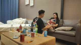 大叔高价每月3万元包养的在校考研妹 长相清纯除了被男友干 其他全归大叔
