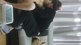 少女在业余深喉视频中吞下大鸡巴