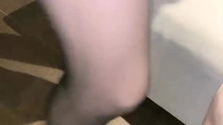 体验这个热爱肛交的摄像头女孩的终极快感