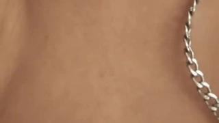 热辣继妹抓到我闻她内裤后给我足交和69