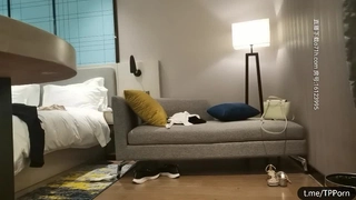 【在线】美女如云的餐厅高级坐厕TP第30季双镜头近距离前拍美女 1V