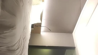 做你的胯下猫黄发高颜值萌妹子啪啪，情趣学生制服扣弄粉穴毛毛浓密，口交侧入猛操呻吟声很嗲