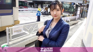 被主人脱掉牛仔短裤狠狠地打屁股 好喜欢