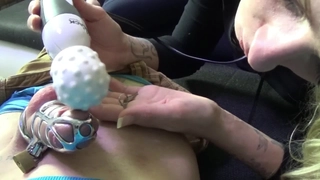 刚成年两个18小妹妹 ，小小年纪挺会玩 ，互舔奶子振动棒插穴 ，超嫩无毛白虎小穴