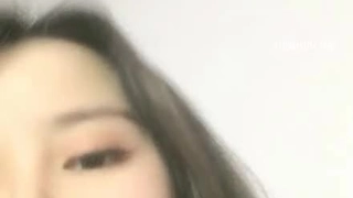 少女口交并接受面部射精