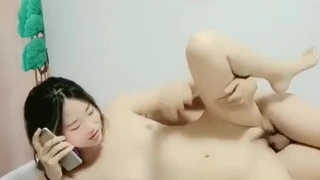 大屁股的业余少女被操在她的阴道里