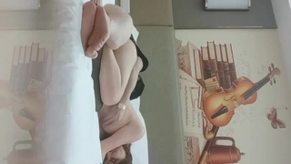 ??领导潜规则手底下两位女销冠酒店开房3P