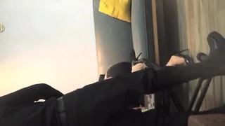 出来约啪热恋中的小情侣外表清纯眼镜妹吃完就被按倒扒光啪啪卖力吃肉棒